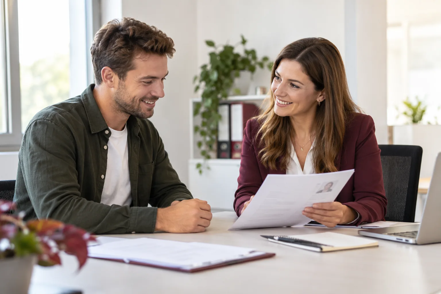 Bewerber und Personalberaterin besprechen Bewerbungsunterlagen